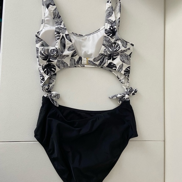EUC | Island Soul women’s one piece cutout swimsuit — large - Picture 4 of 7